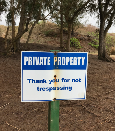 A private property sign on the beachside of Zuckerberg’s compound.
